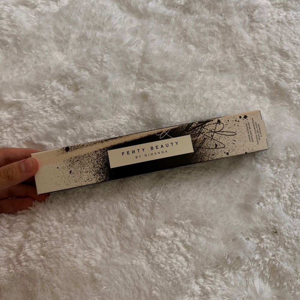 NEW Famous fenty cheek hugging highlighter brush